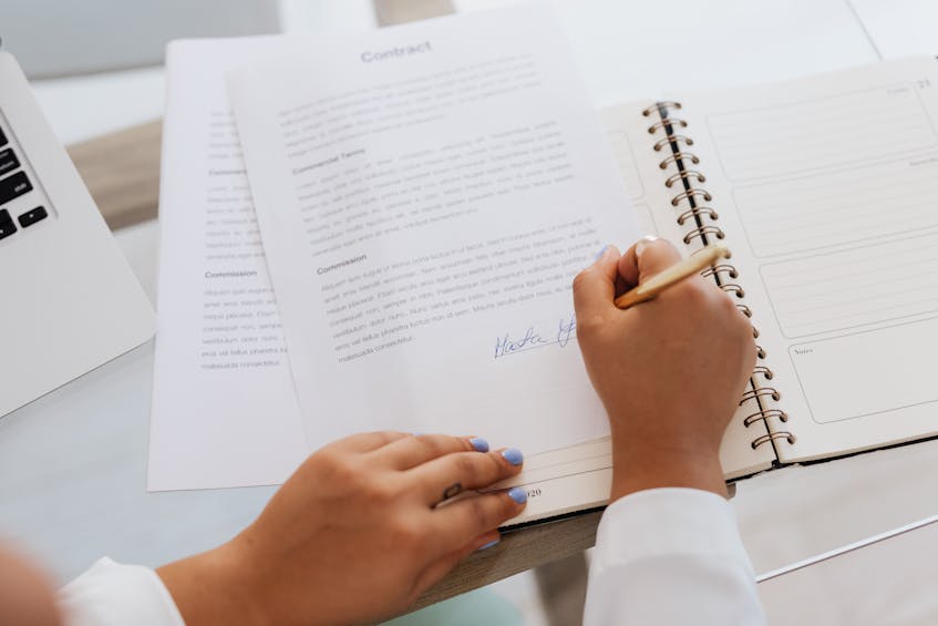 a person signing the memorandum of association in the uae to start a new business