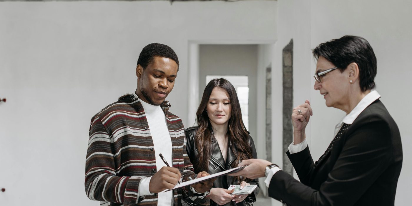 tenants signing the lease contract with the landlord according to UAE rent laws 2025